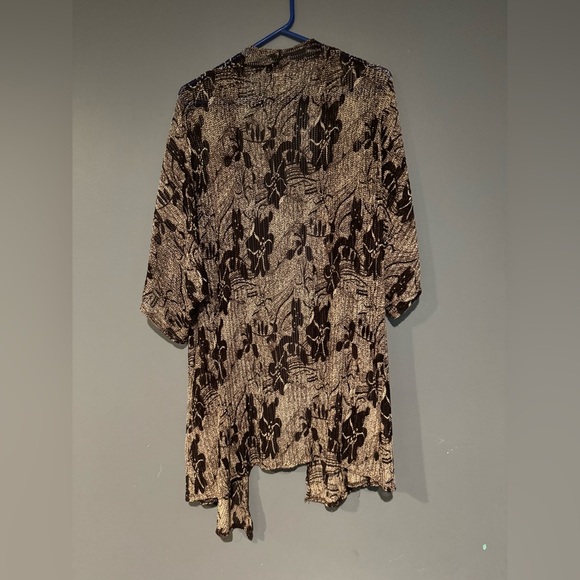 Chico's Black and Cream‎ Boxy Blouse with Elbow-Length Sleeves - Picture 6 of 6